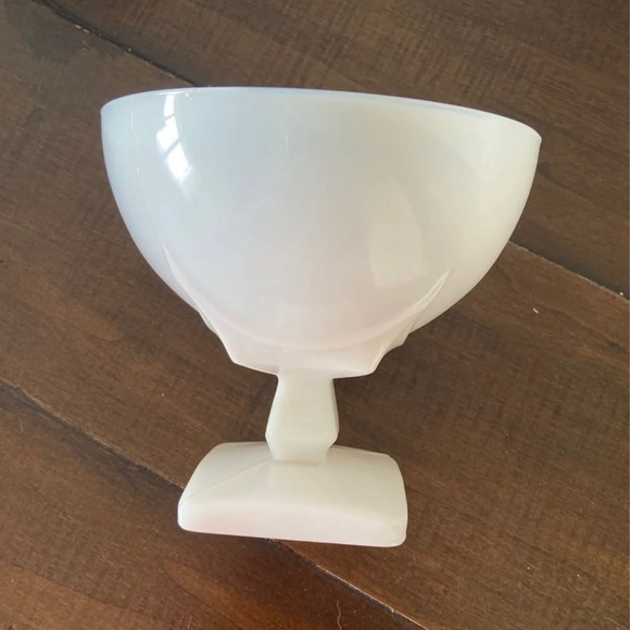 Milk Glass bowl - Picture 1 of 3